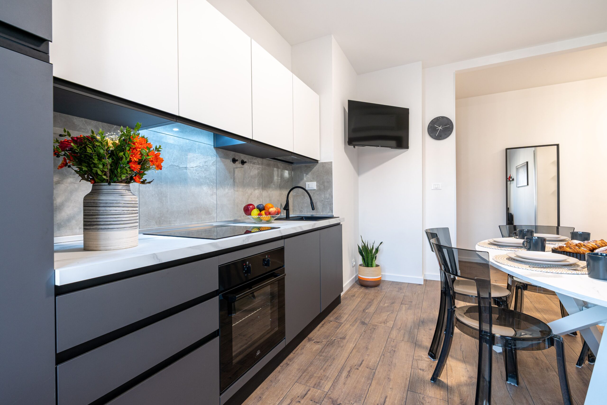 Cucina e zona pranzo di un appartamento gestito a Mestre, vicino alla stazione